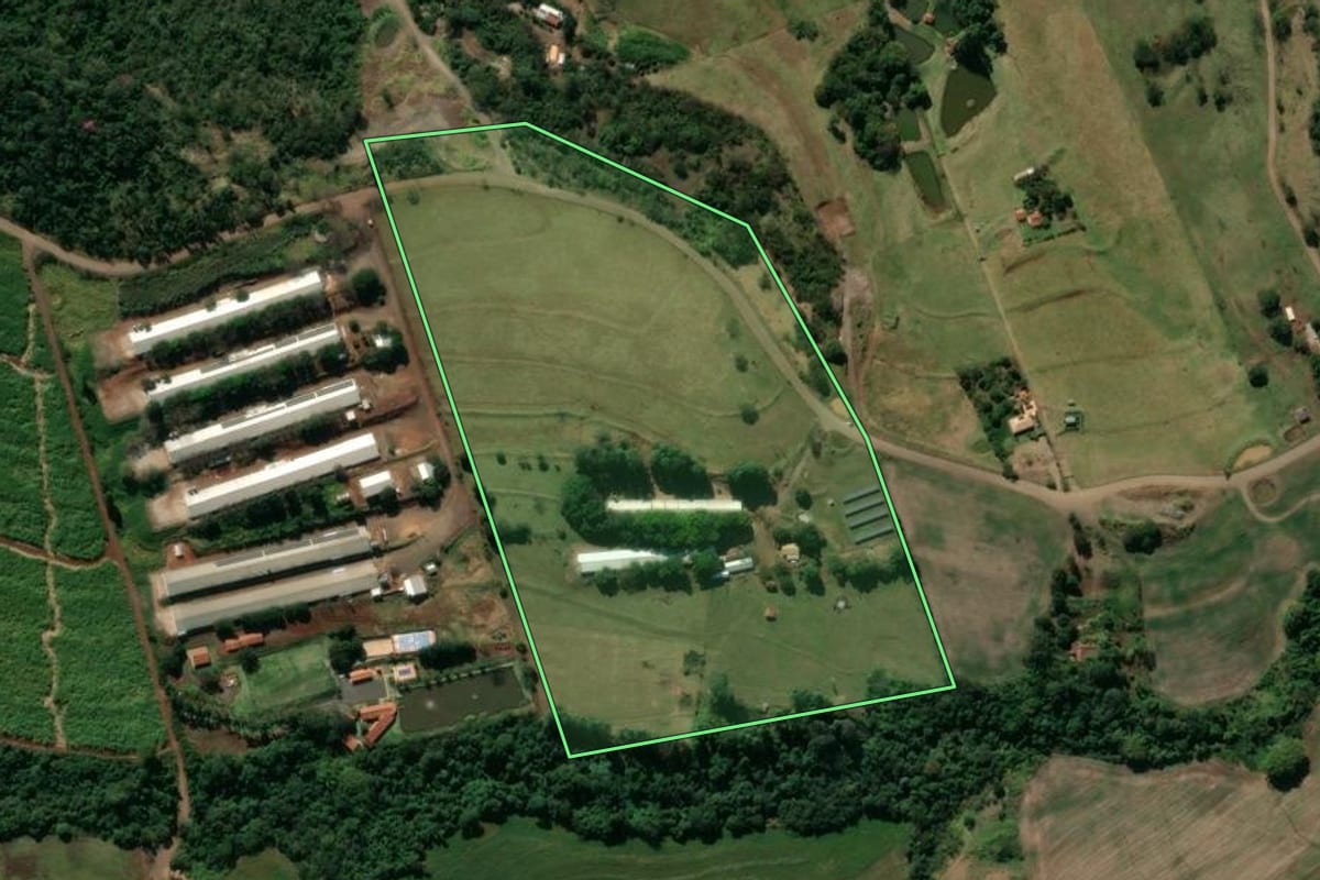 Imagem de satélite do imóvel rural em Jandaia do Sul (PR), com o contorno declarado no CAR desenhado por cima.