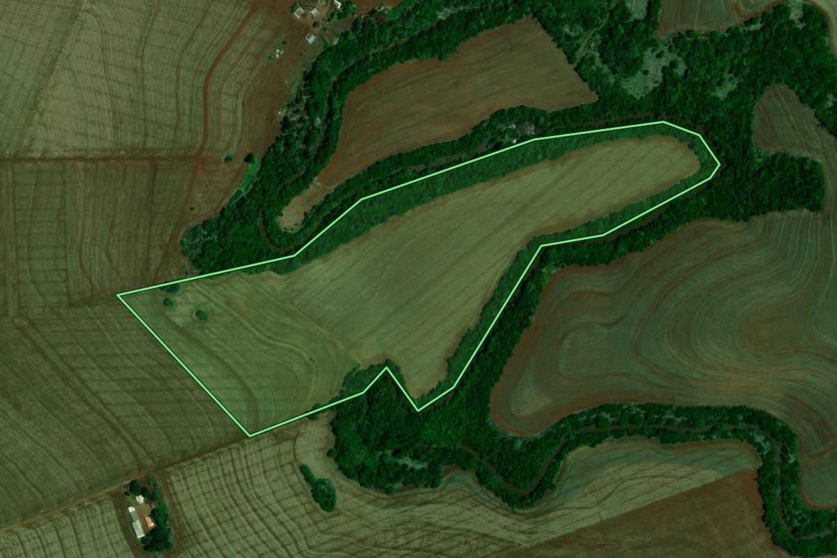 Imagem de satélite do imóvel rural em Janiópolis (PR), com o contorno declarado no CAR desenhado por cima.