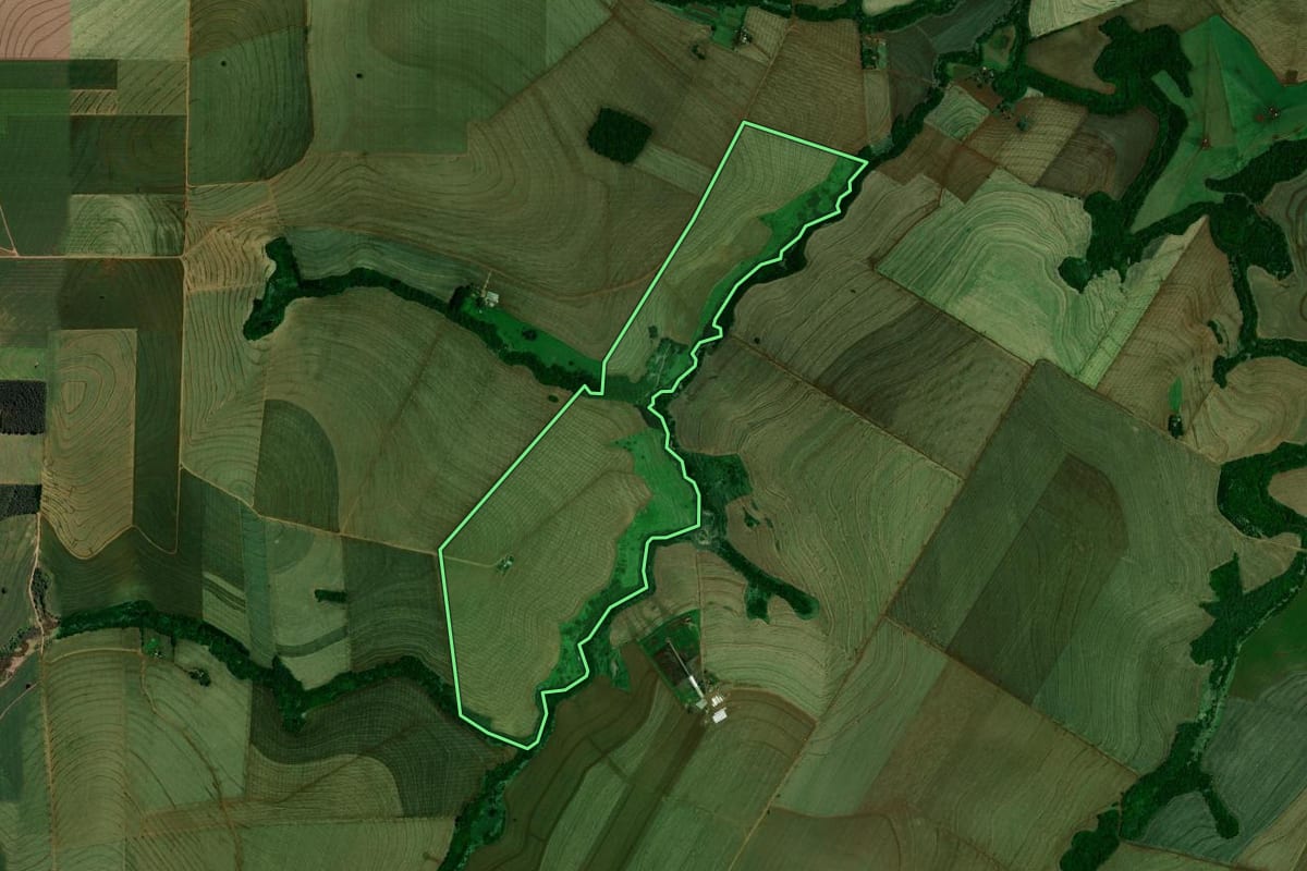 Imagem de satélite do imóvel rural em Janiópolis (PR), com o contorno declarado no CAR desenhado por cima.
