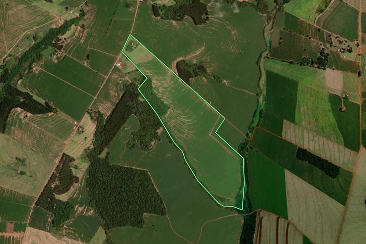 Imagem de satélite do imóvel rural em Janiópolis (PR), com o contorno declarado no CAR desenhado por cima.