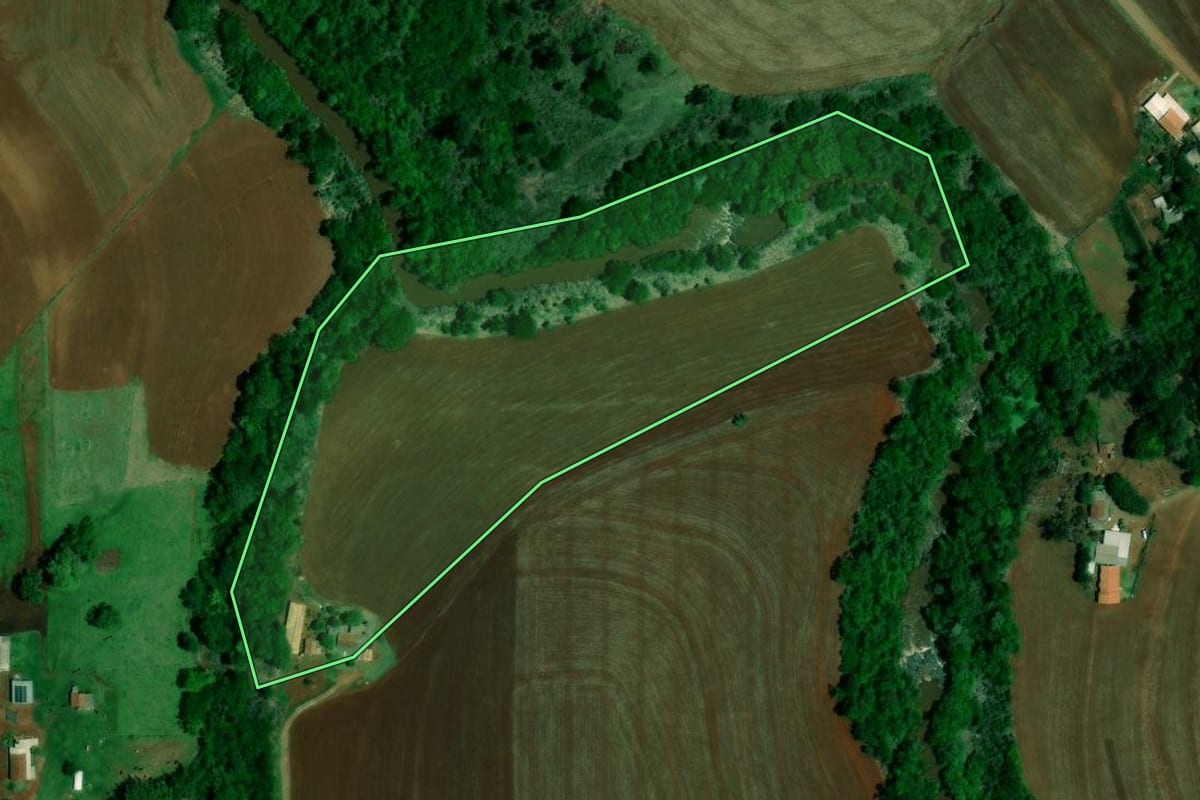 Imagem de satélite do imóvel rural em Janiópolis (PR), com o contorno declarado no CAR desenhado por cima.