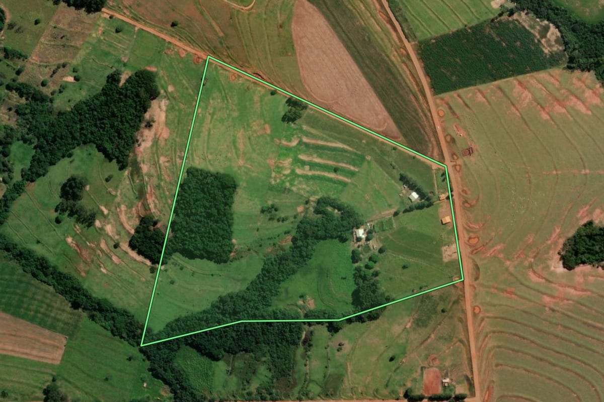 Imagem de satélite do imóvel rural em Janiópolis (PR), com o contorno declarado no CAR desenhado por cima.