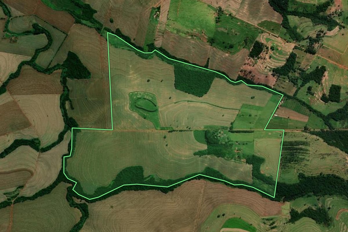 Imagem de satélite do imóvel rural em Janiópolis (PR), com o contorno declarado no CAR desenhado por cima.
