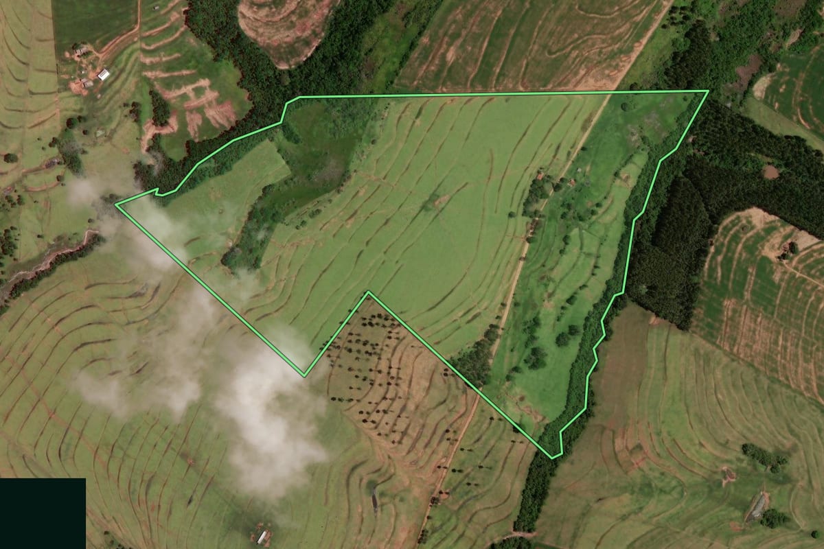 Imagem de satélite do imóvel rural em Janiópolis (PR), com o contorno declarado no CAR desenhado por cima.