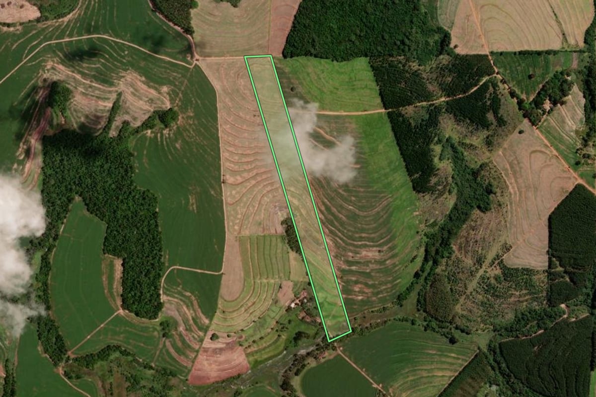 Imagem de satélite do imóvel rural em Janiópolis (PR), com o contorno declarado no CAR desenhado por cima.