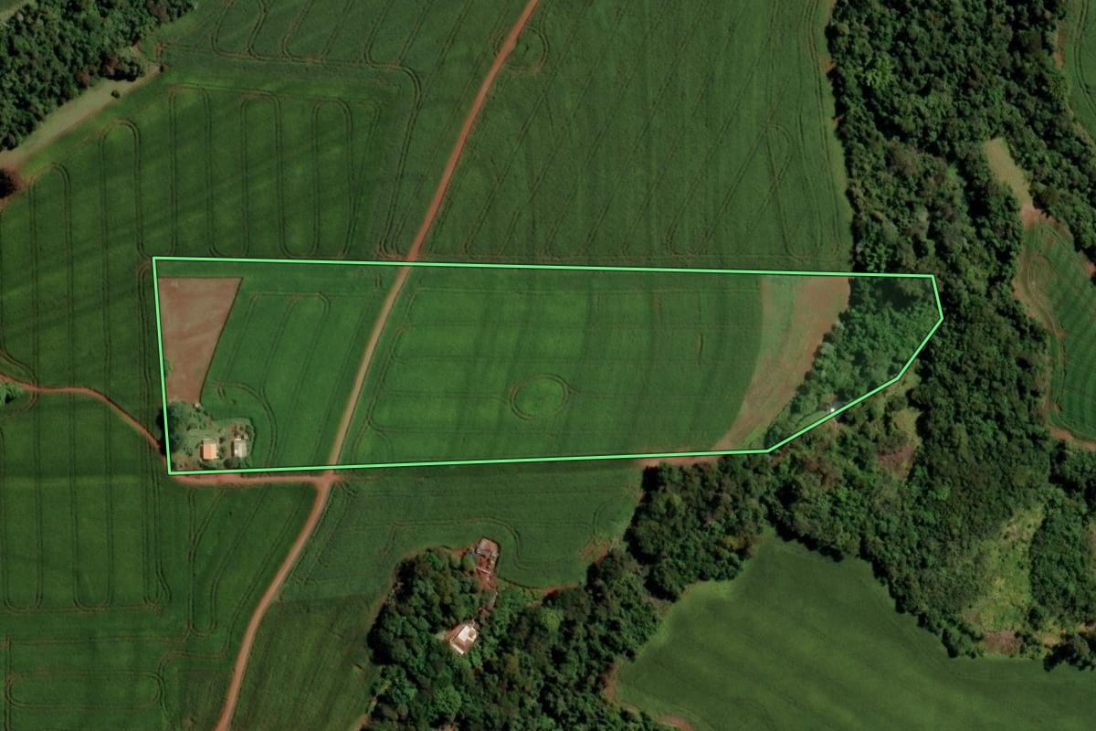 Imagem de satélite do imóvel rural em Janiópolis (PR), com o contorno declarado no CAR desenhado por cima.