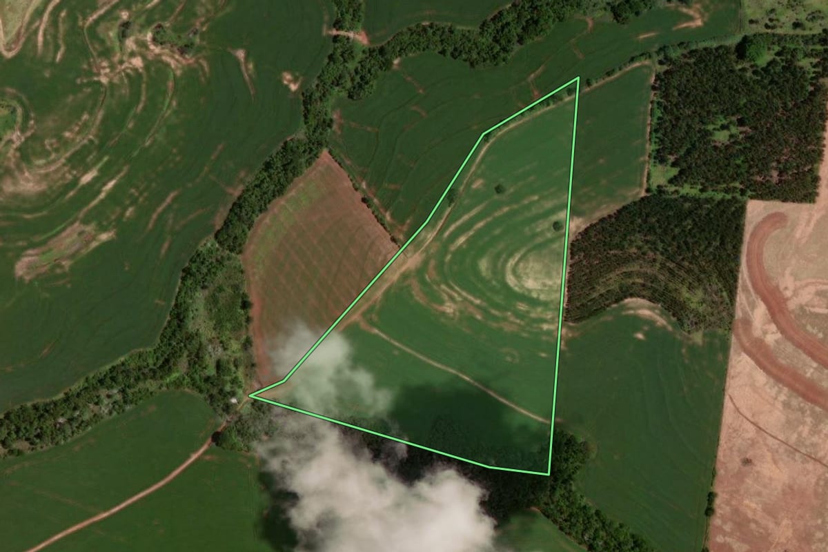 Imagem de satélite do imóvel rural em Janiópolis (PR), com o contorno declarado no CAR desenhado por cima.