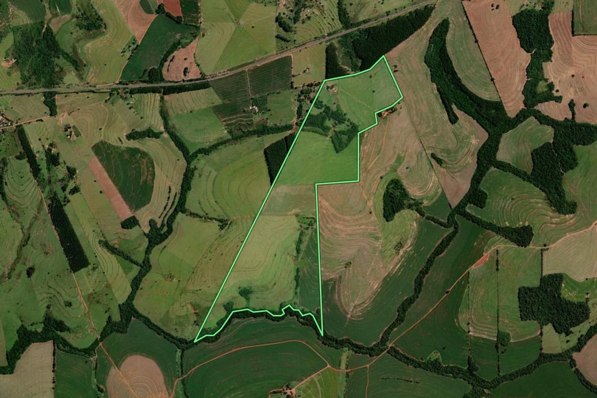 Imagem de satélite do imóvel rural em Janiópolis (PR), com o contorno declarado no CAR desenhado por cima.