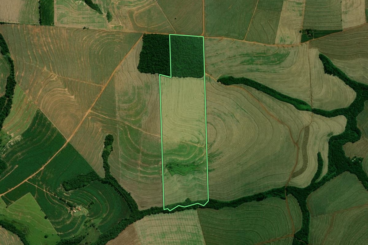 Imagem de satélite do imóvel rural em Janiópolis (PR), com o contorno declarado no CAR desenhado por cima.