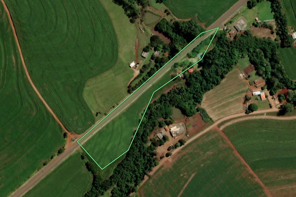 Imagem de satélite do imóvel rural em Janiópolis (PR), com o contorno declarado no CAR desenhado por cima.