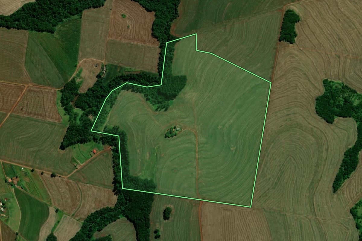 Imagem de satélite do imóvel rural em Janiópolis (PR), com o contorno declarado no CAR desenhado por cima.