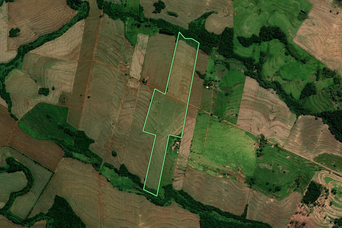 Imagem de satélite do imóvel rural em Janiópolis (PR), com o contorno declarado no CAR desenhado por cima.