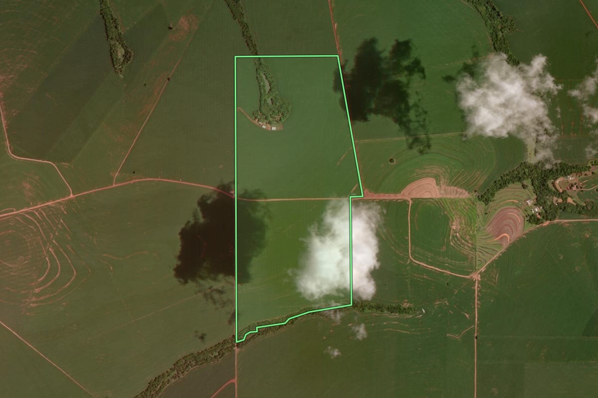 Imagem de satélite do imóvel rural em Janiópolis (PR), com o contorno declarado no CAR desenhado por cima.