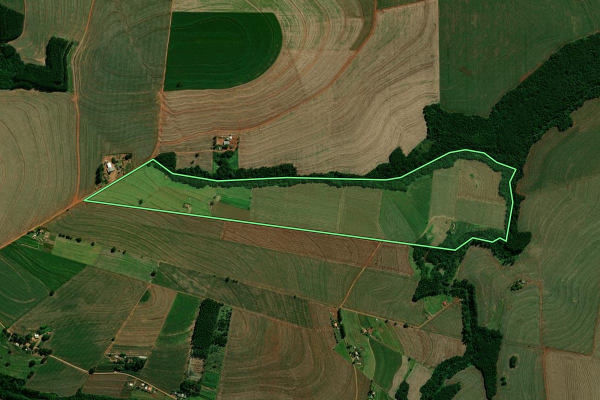 Imagem de satélite do imóvel rural em Janiópolis (PR), com o contorno declarado no CAR desenhado por cima.