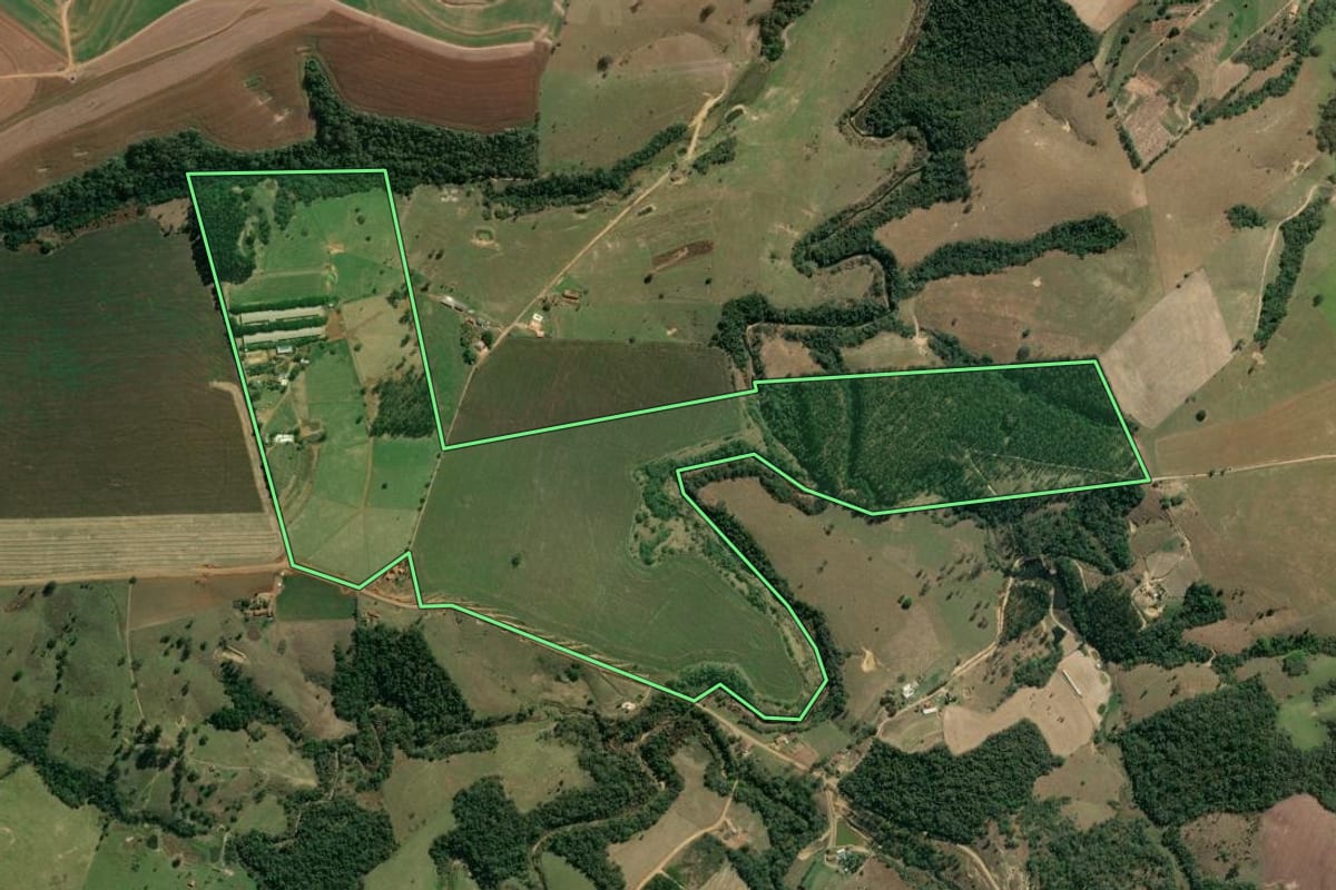 Imagem de satélite do imóvel rural em Japira (PR), com o contorno declarado no CAR desenhado por cima.