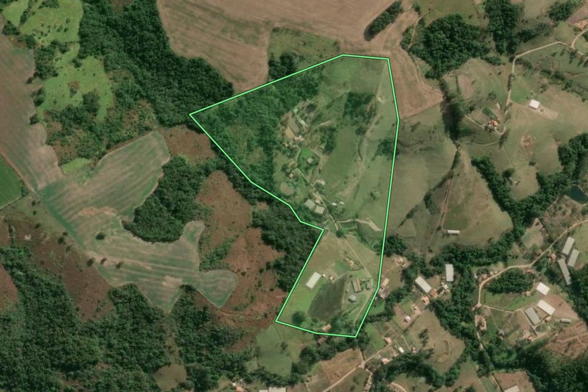 Imagem de satélite do imóvel rural em Japira (PR), com o contorno declarado no CAR desenhado por cima.