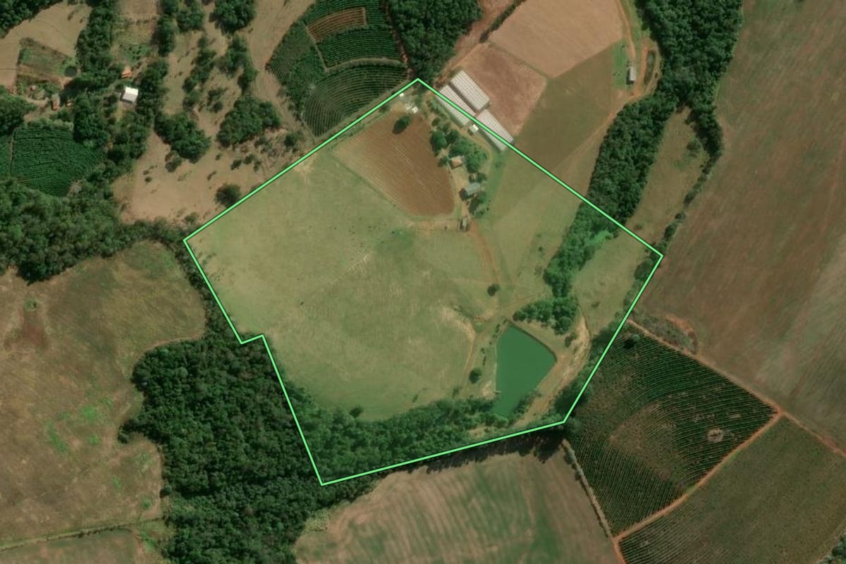 Imagem de satélite do imóvel rural em Japira (PR), com o contorno declarado no CAR desenhado por cima.