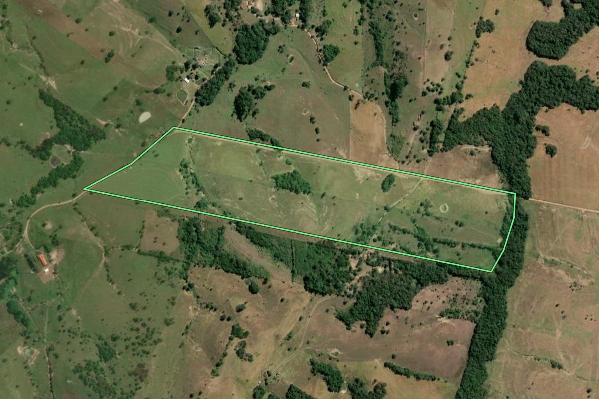 Imagem de satélite do imóvel rural em Japira (PR), com o contorno declarado no CAR desenhado por cima.
