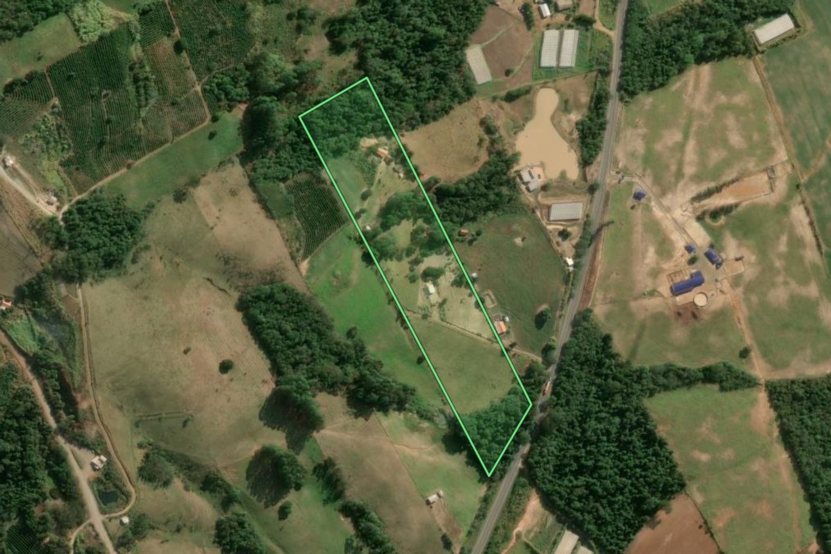 Imagem de satélite do imóvel rural em Japira (PR), com o contorno declarado no CAR desenhado por cima.
