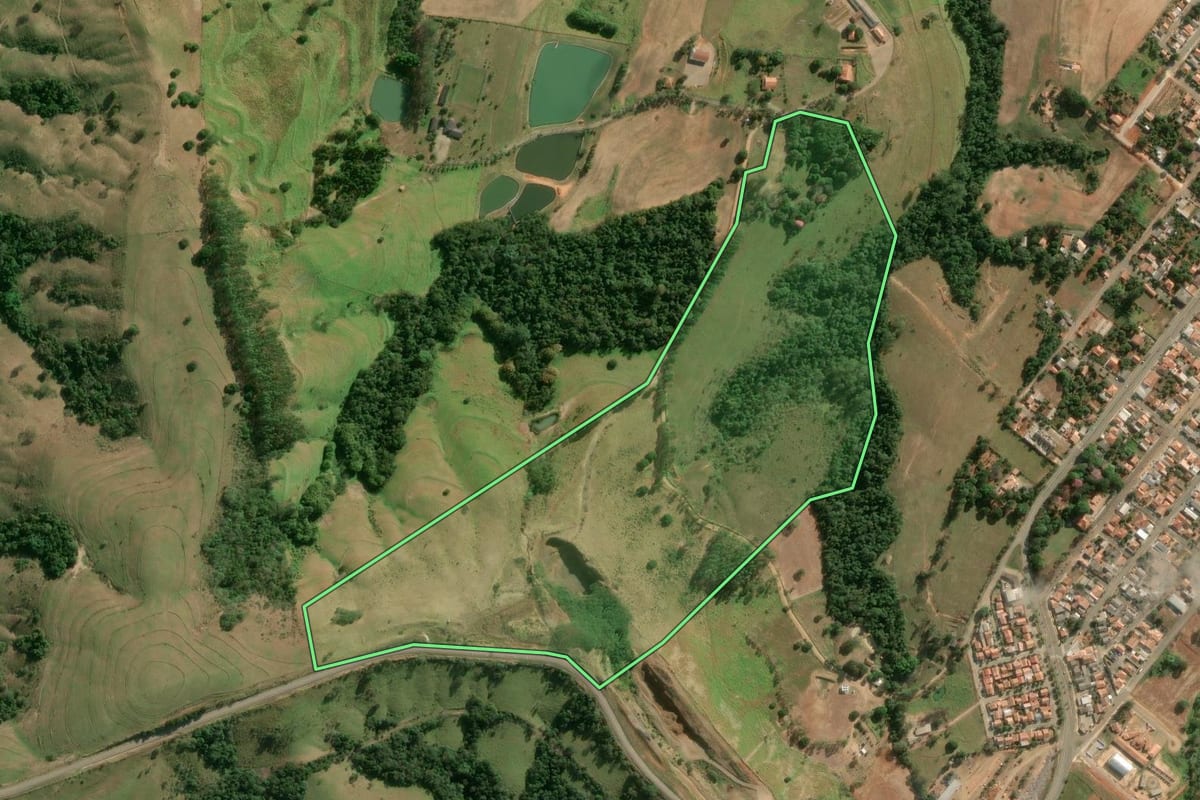 Imagem de satélite do imóvel rural em Japira (PR), com o contorno declarado no CAR desenhado por cima.