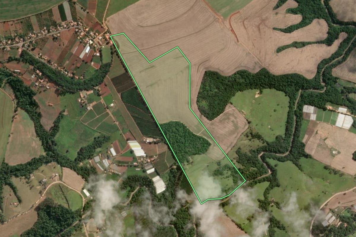 Imagem de satélite do imóvel rural em Japira (PR), com o contorno declarado no CAR desenhado por cima.