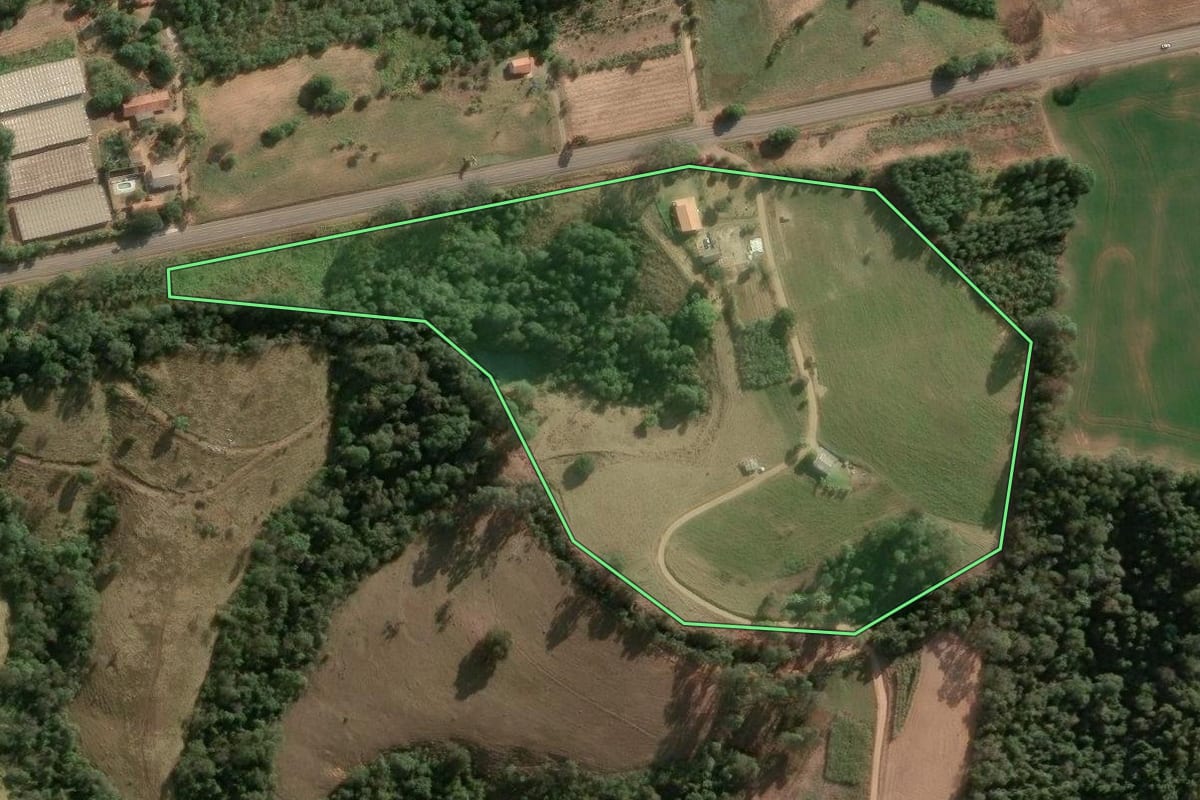 Imagem de satélite do imóvel rural em Japira (PR), com o contorno declarado no CAR desenhado por cima.