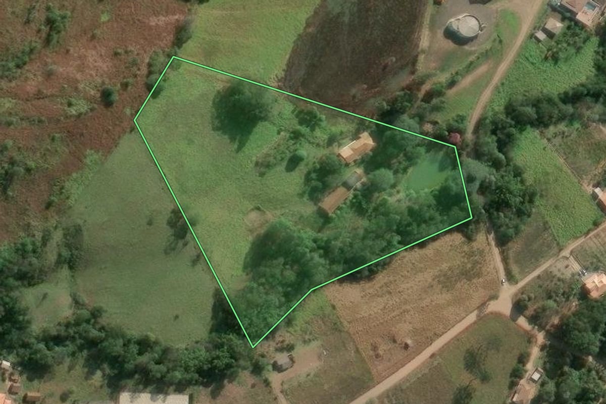 Imagem de satélite do imóvel rural em Japira (PR), com o contorno declarado no CAR desenhado por cima.