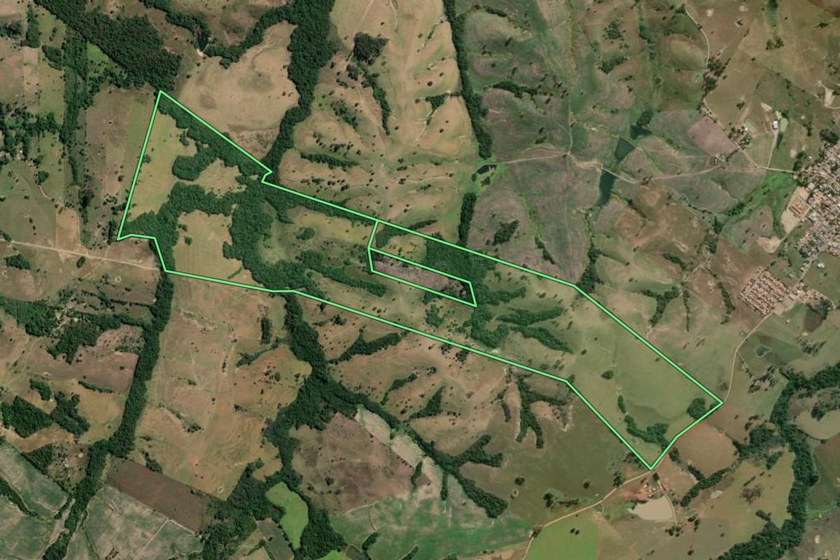Imagem de satélite do imóvel rural em Japira (PR), com o contorno declarado no CAR desenhado por cima.