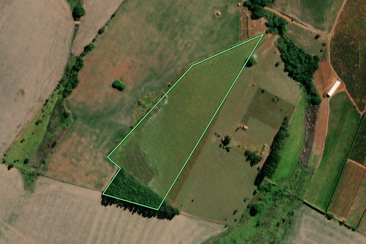 Imagem de satélite do imóvel rural em Japira (PR), com o contorno declarado no CAR desenhado por cima.