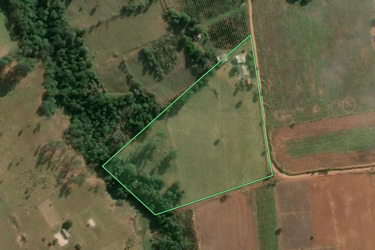 Imagem de satélite do imóvel rural em Japira (PR), com o contorno declarado no CAR desenhado por cima.