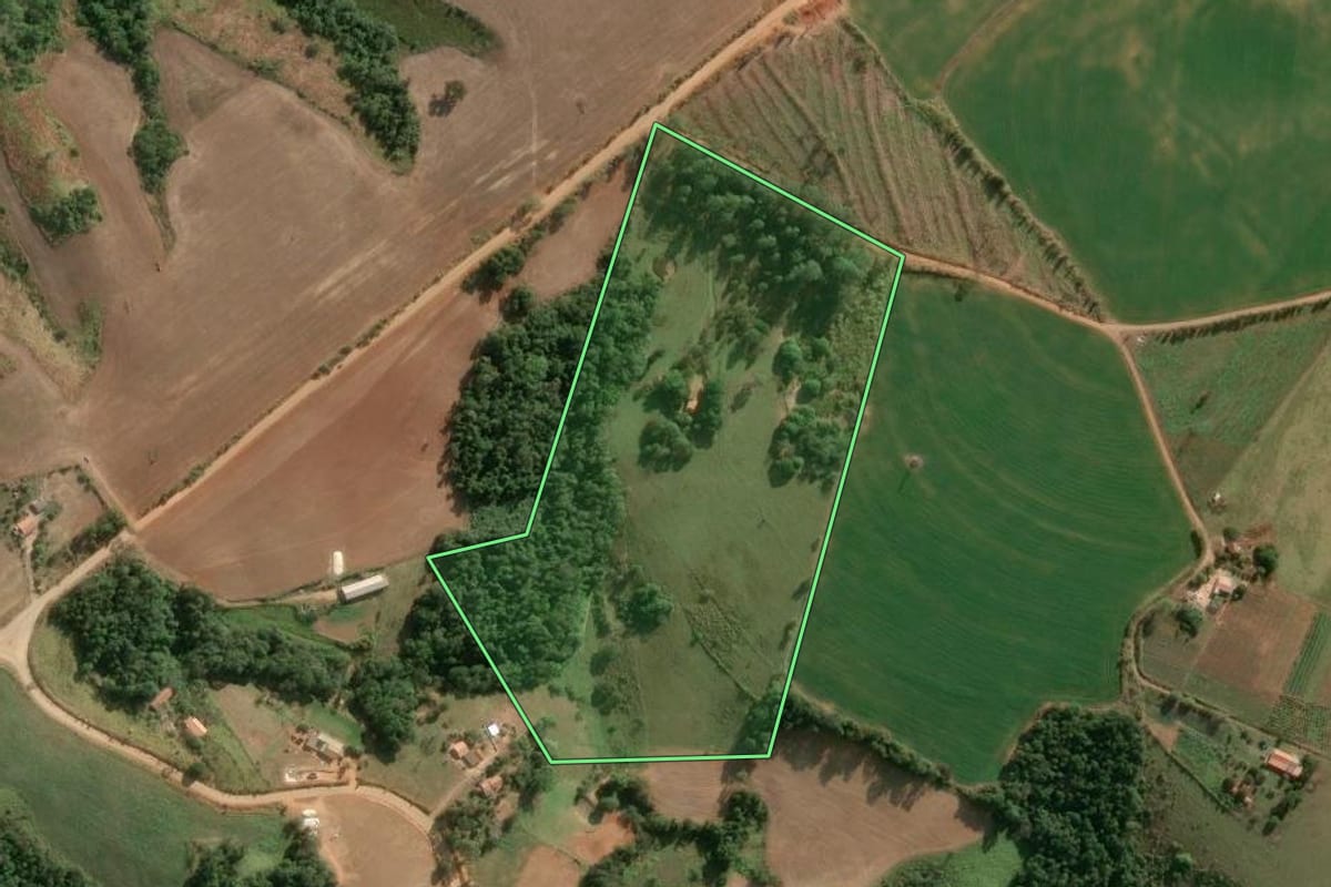 Imagem de satélite do imóvel rural em Japira (PR), com o contorno declarado no CAR desenhado por cima.