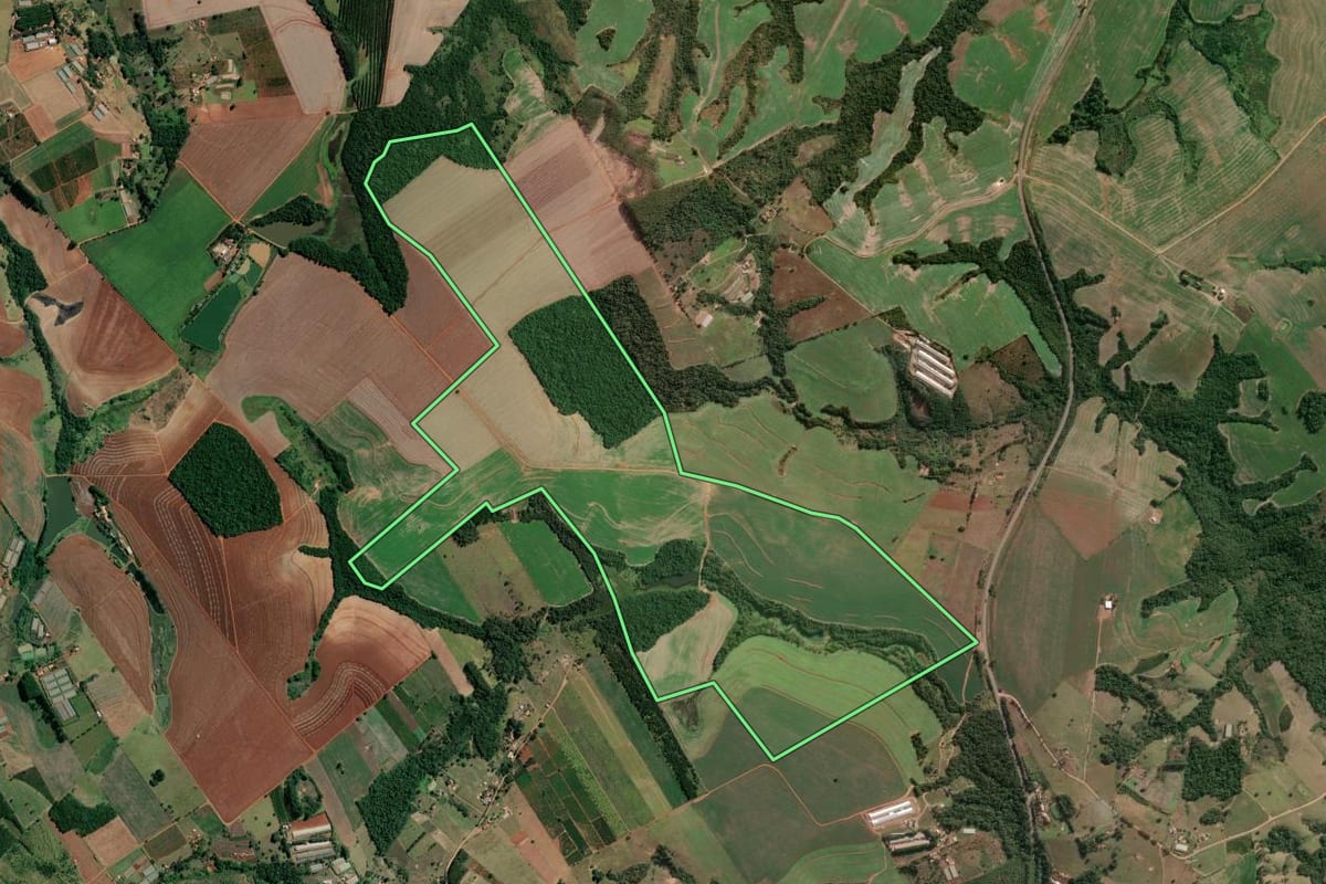 Imagem de satélite do imóvel rural em Japira (PR), com o contorno declarado no CAR desenhado por cima.