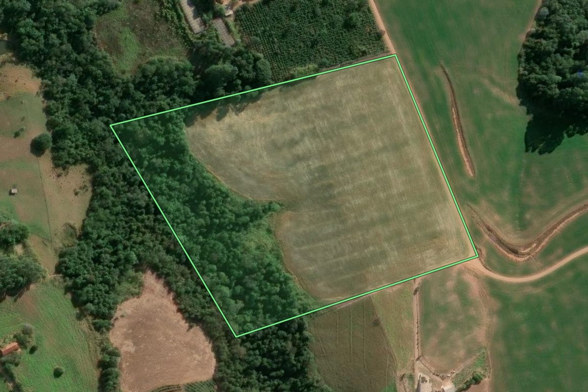 Imagem de satélite do imóvel rural em Japira (PR), com o contorno declarado no CAR desenhado por cima.