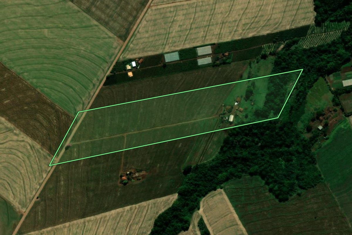 Imagem de satélite do imóvel rural em Japurá (PR), com o contorno declarado no CAR desenhado por cima.