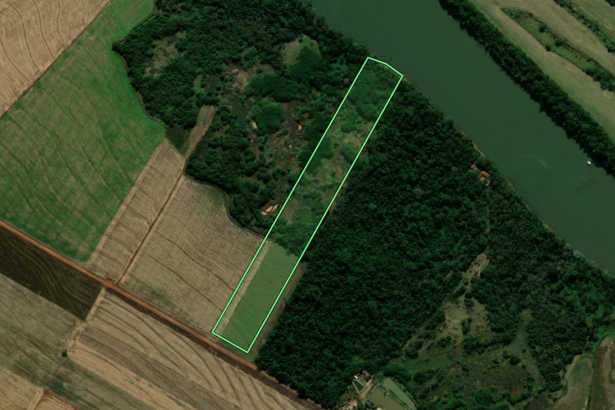 Imagem de satélite do imóvel rural em Japurá (PR), com o contorno declarado no CAR desenhado por cima.