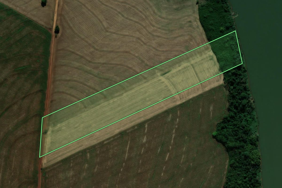 Imagem de satélite do imóvel rural em Japurá (PR), com o contorno declarado no CAR desenhado por cima.