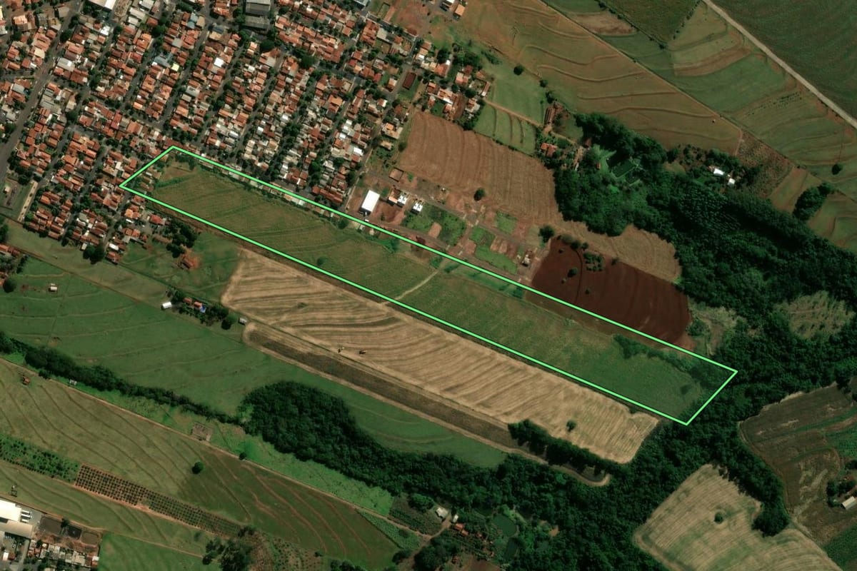 Imagem de satélite do imóvel rural em Japurá (PR), com o contorno declarado no CAR desenhado por cima.