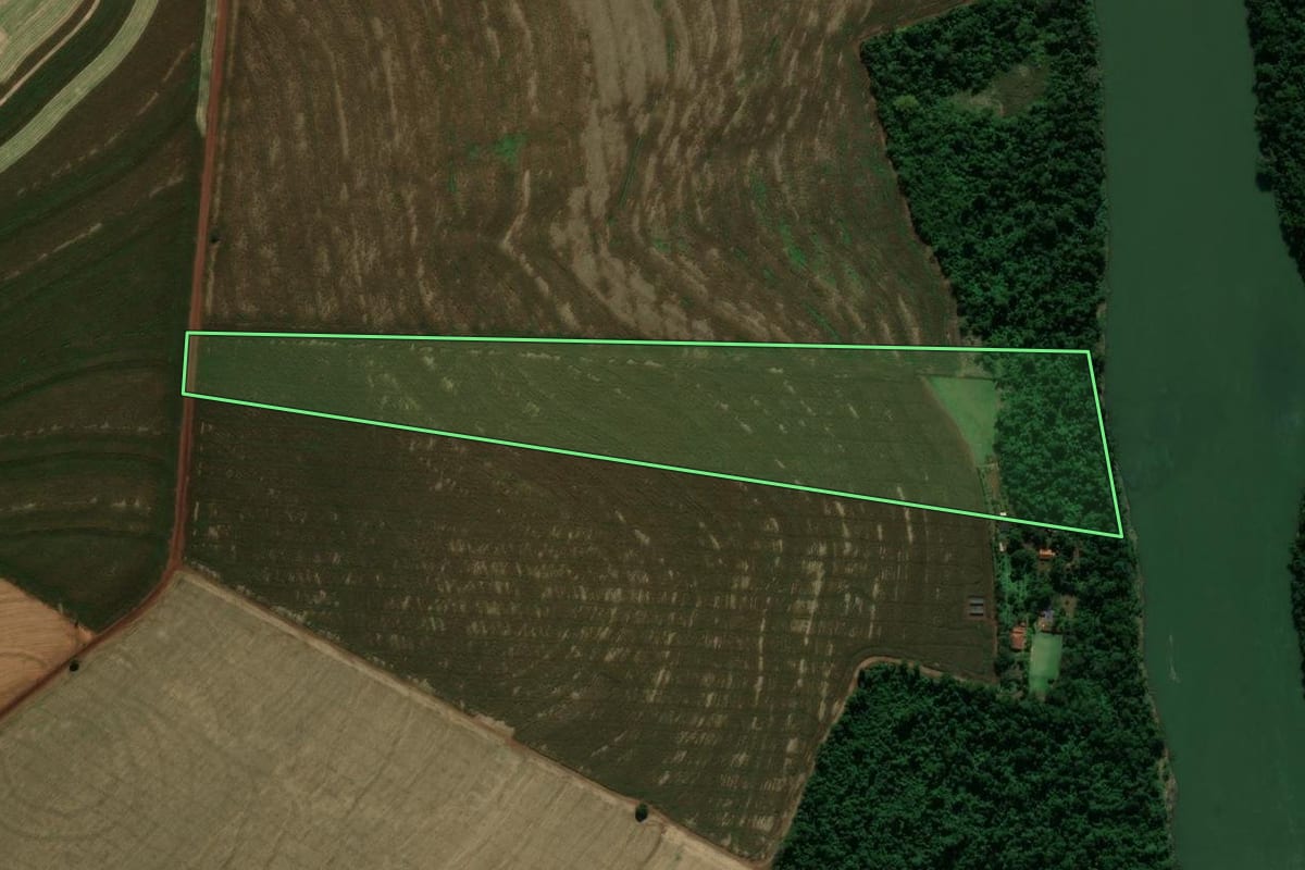 Imagem de satélite do imóvel rural em Japurá (PR), com o contorno declarado no CAR desenhado por cima.