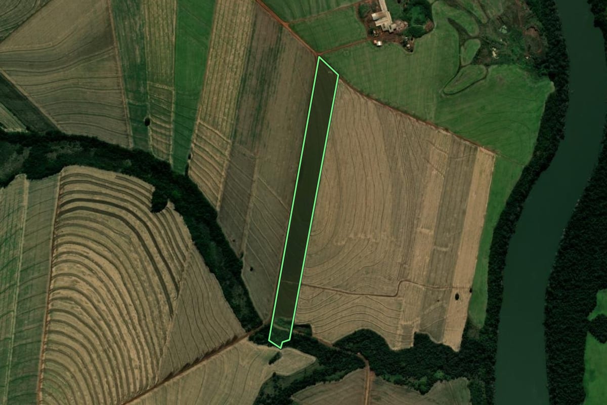 Imagem de satélite do imóvel rural em Japurá (PR), com o contorno declarado no CAR desenhado por cima.