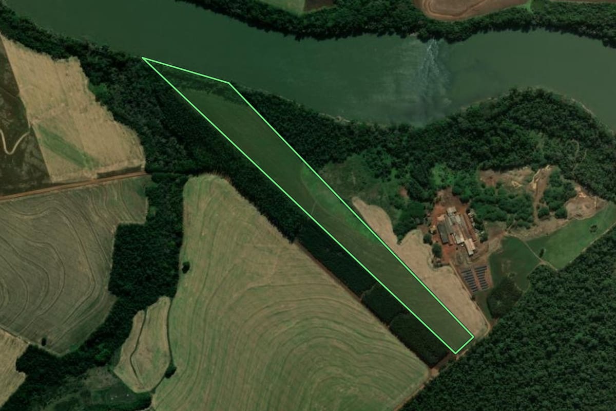Imagem de satélite do imóvel rural em Japurá (PR), com o contorno declarado no CAR desenhado por cima.