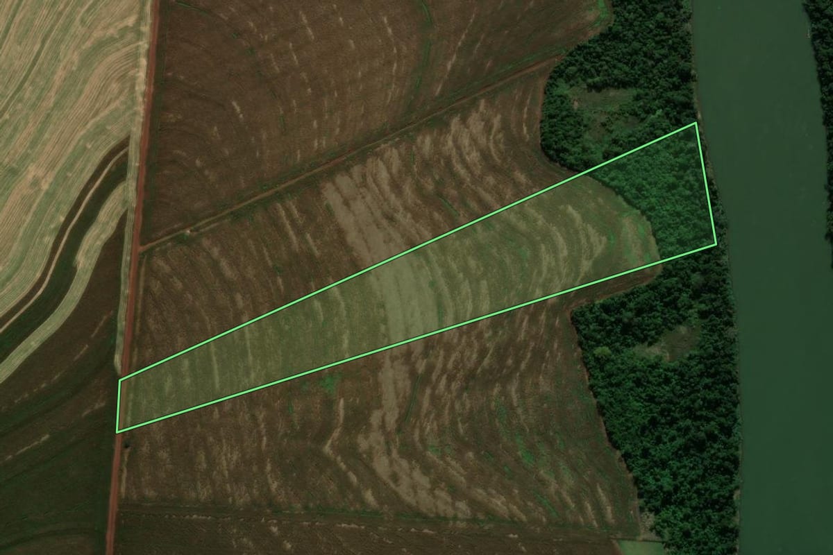 Imagem de satélite do imóvel rural em Japurá (PR), com o contorno declarado no CAR desenhado por cima.