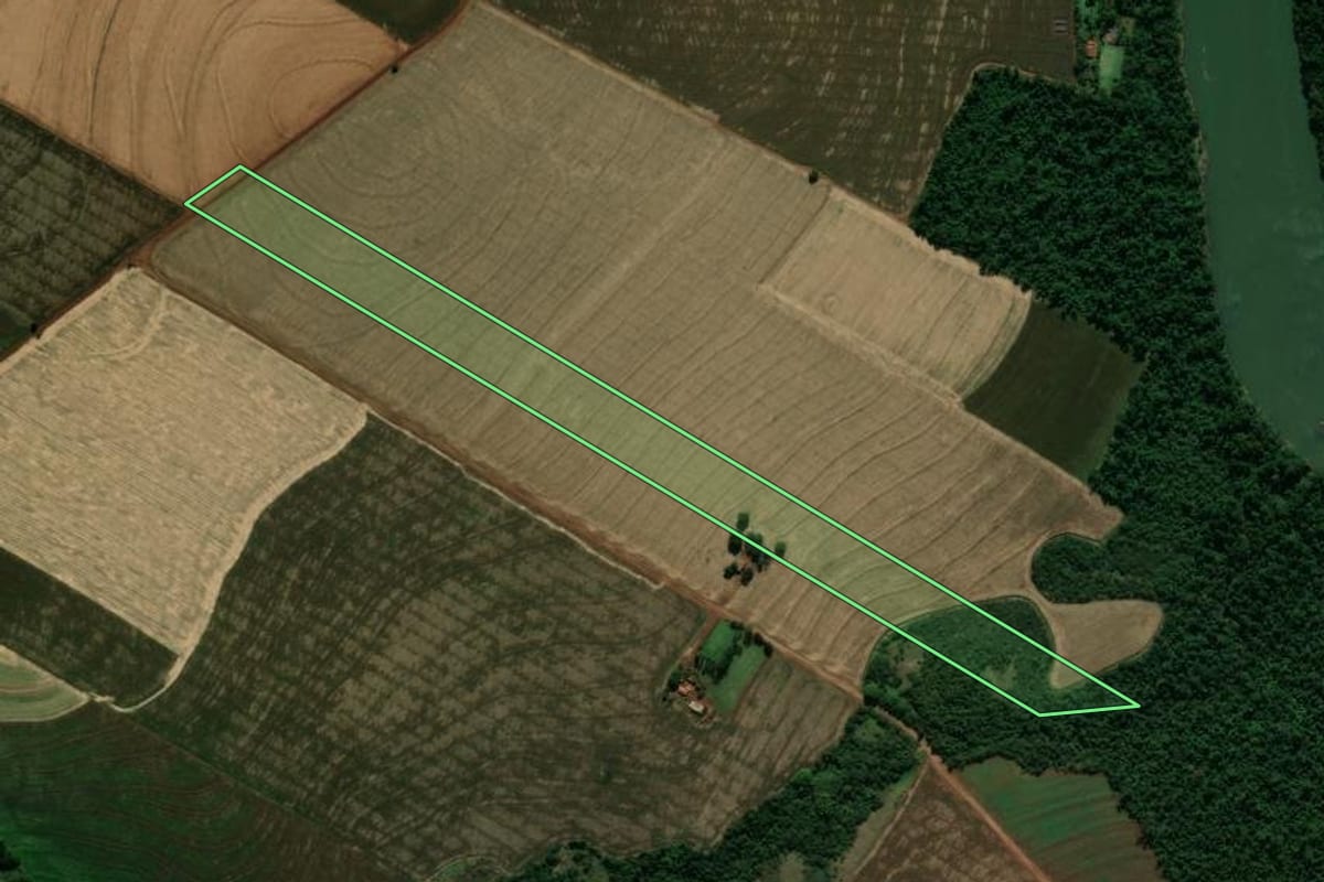 Imagem de satélite do imóvel rural em Japurá (PR), com o contorno declarado no CAR desenhado por cima.