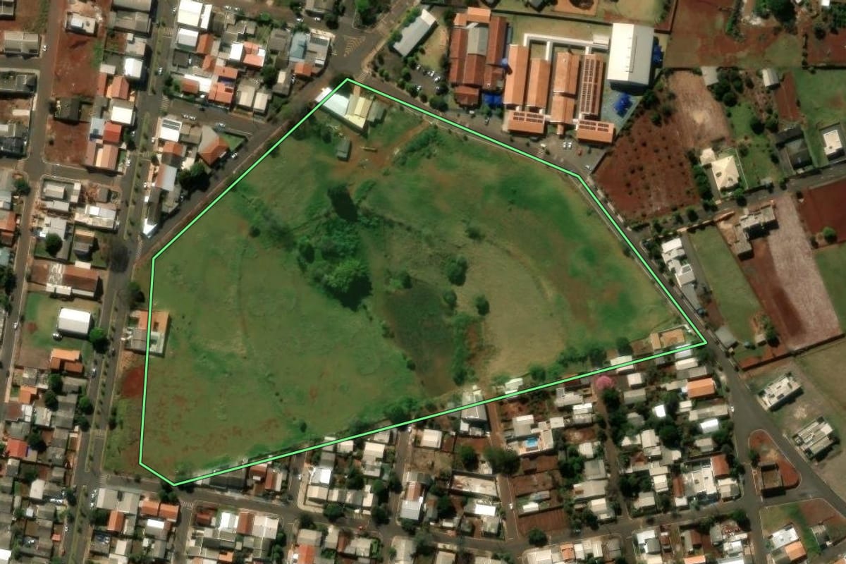 Imagem de satélite do imóvel rural em Jardim Alegre (PR), com o contorno declarado no CAR desenhado por cima.