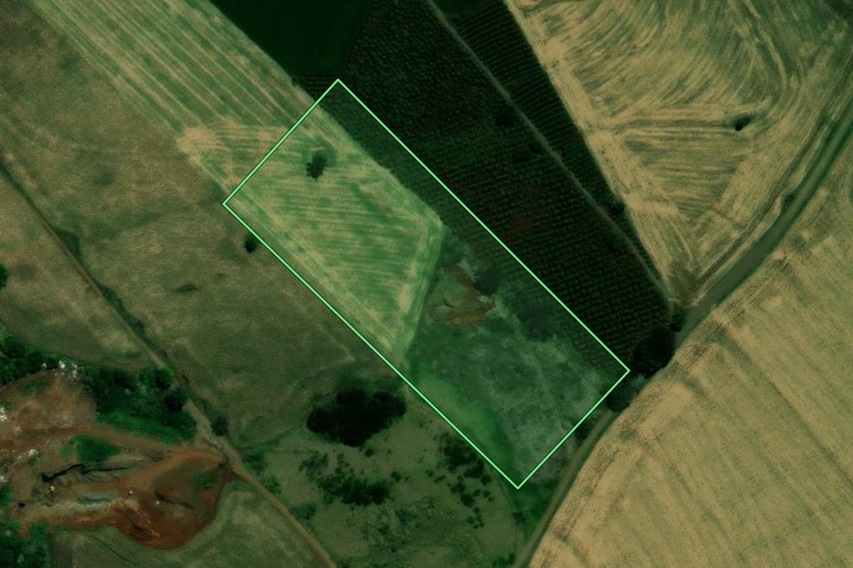 Imagem de satélite do imóvel rural em Jardim Alegre (PR), com o contorno declarado no CAR desenhado por cima.