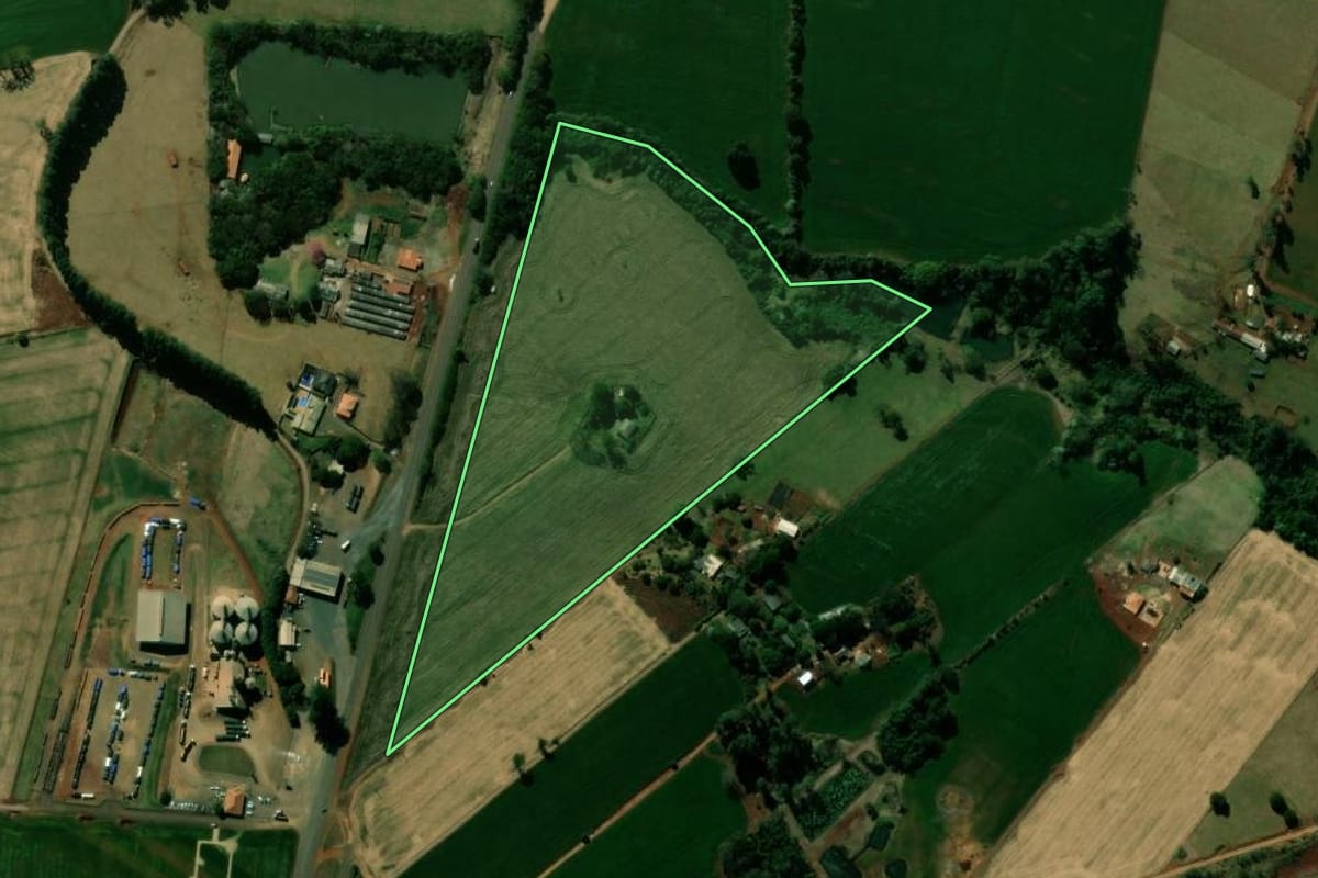 Imagem de satélite do imóvel rural em Jardim Alegre (PR), com o contorno declarado no CAR desenhado por cima.
