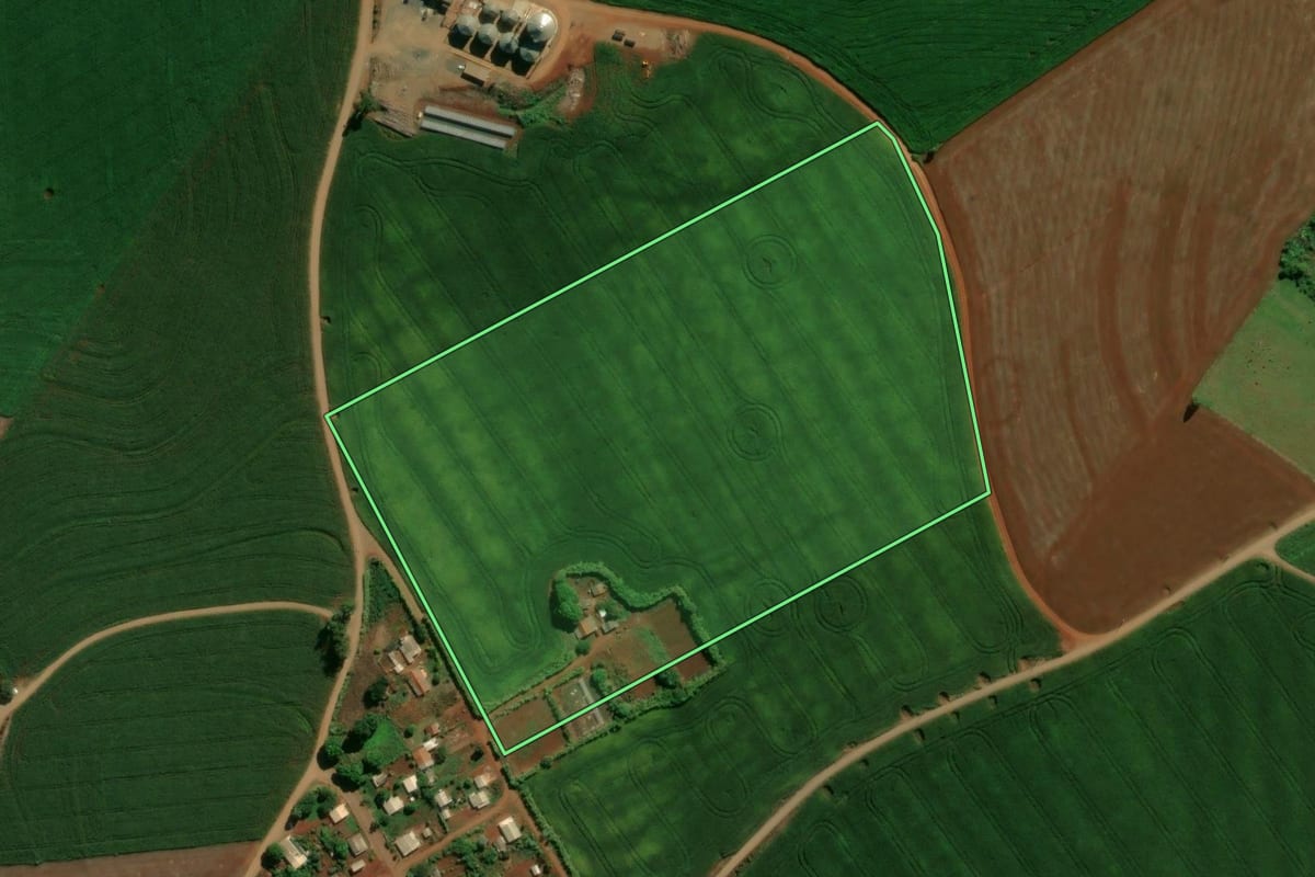 Imagem de satélite do imóvel rural em Jardim Alegre (PR), com o contorno declarado no CAR desenhado por cima.