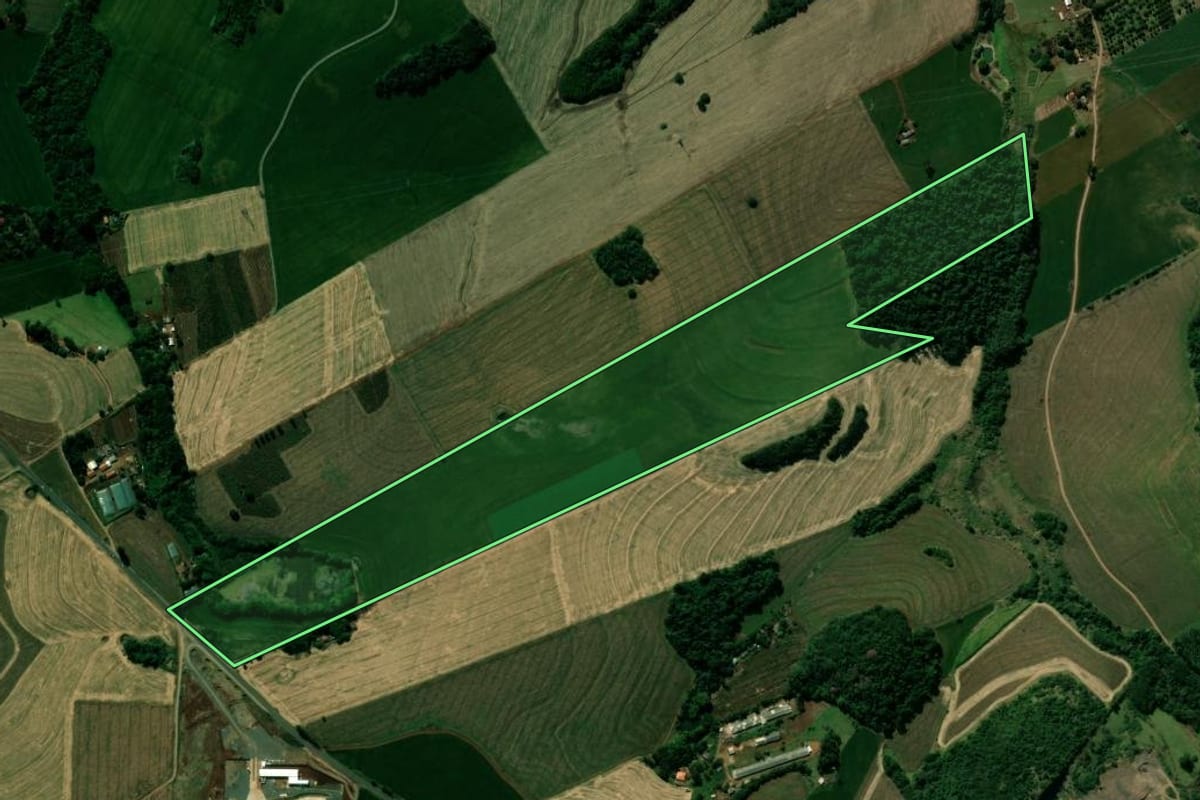 Imagem de satélite do imóvel rural em Jardim Alegre (PR), com o contorno declarado no CAR desenhado por cima.