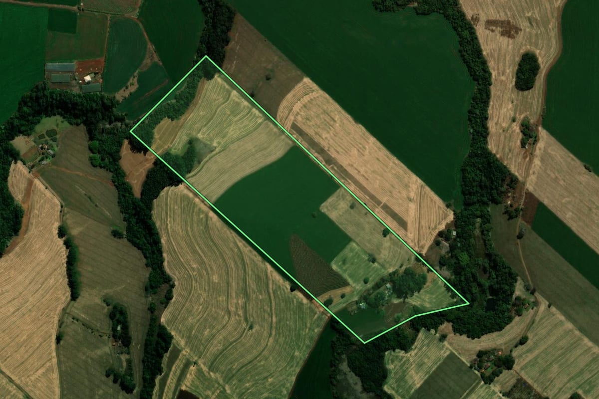 Imagem de satélite do imóvel rural em Jardim Alegre (PR), com o contorno declarado no CAR desenhado por cima.