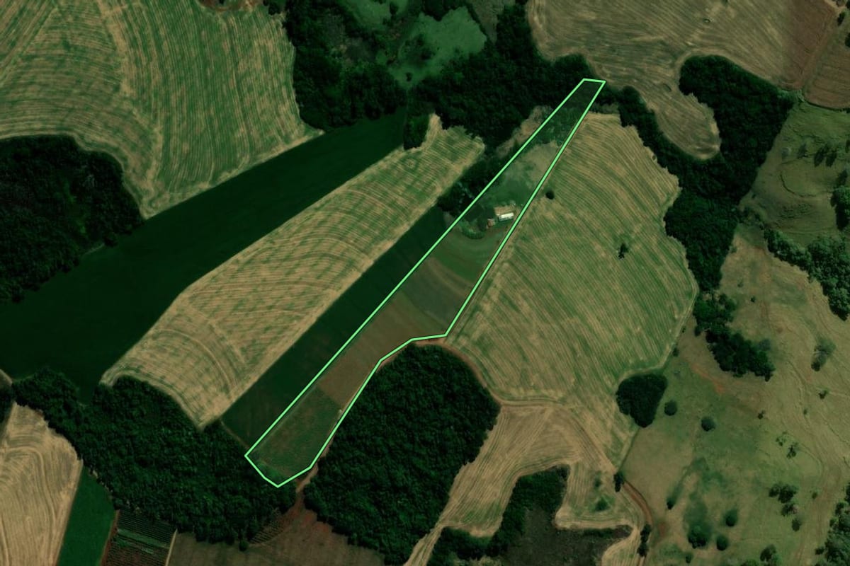 Imagem de satélite do imóvel rural em Jardim Alegre (PR), com o contorno declarado no CAR desenhado por cima.