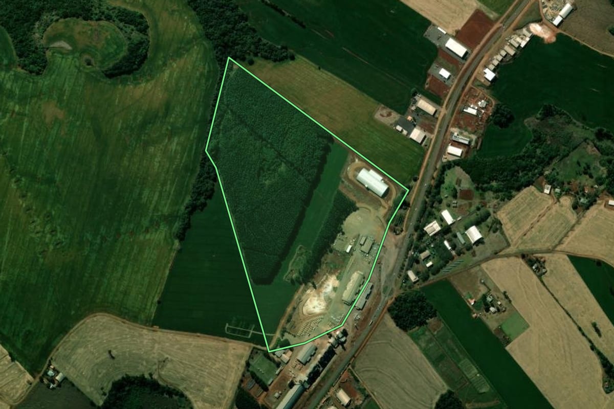 Imagem de satélite do imóvel rural em Jardim Alegre (PR), com o contorno declarado no CAR desenhado por cima.